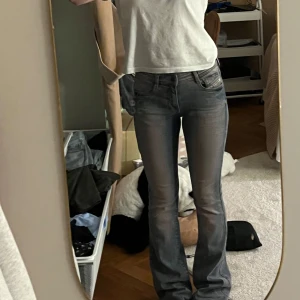 Diesel jeans🩷 - Super snygga diesel blå jeans med rosa ”toner” från Diesel🩷 Skriv för fler frågor. Har en liten igen-sydd slitning vid hälen på ena benet, inget som märks alls💐💘Köpt för 175€. Inte säker om jag vill sälja!!