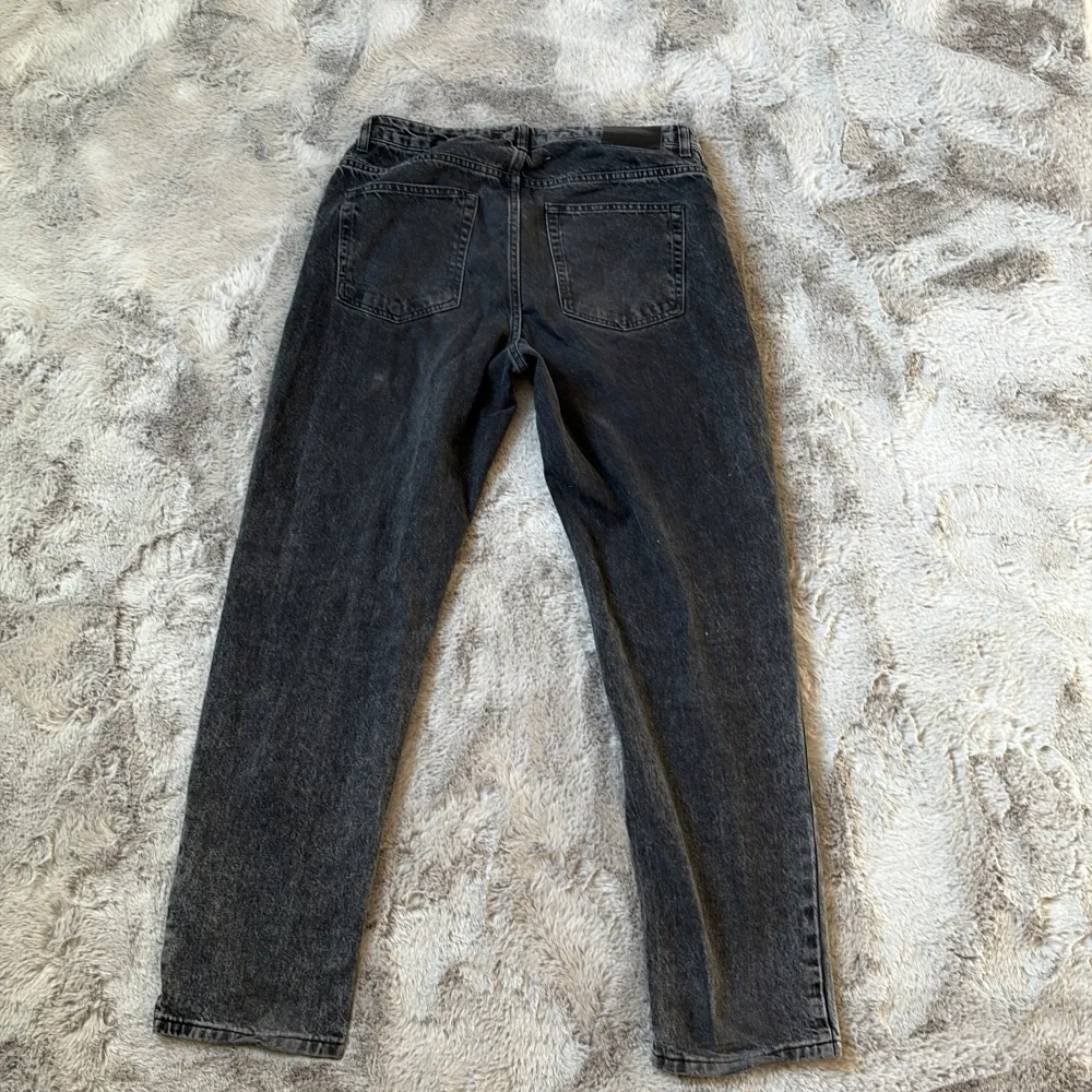 Säljer mörkgråa jeans för ett biligt pris. Har använt ett fåtal gånger endast. Farkut & Housut.