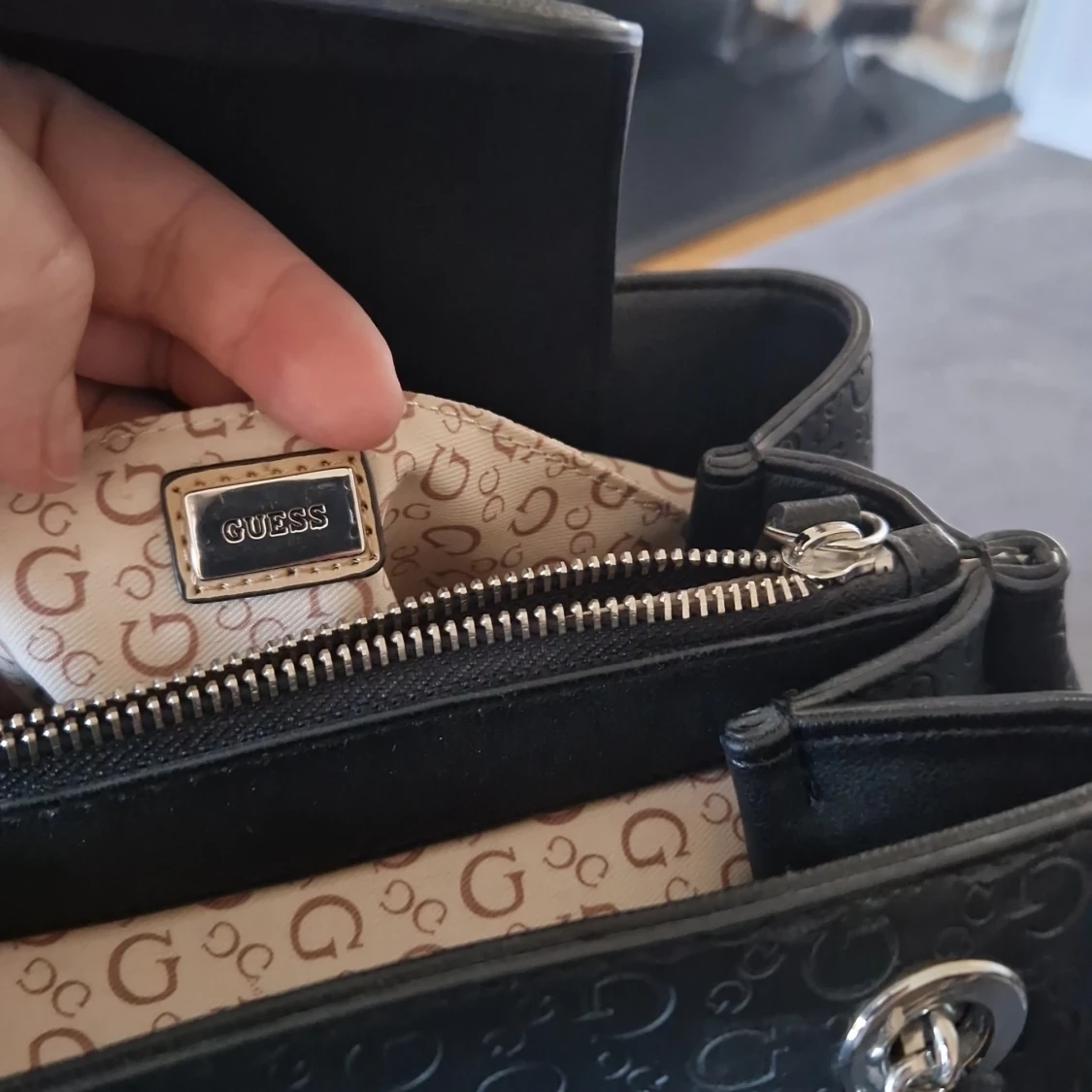 Svart handväska från Guess - 2