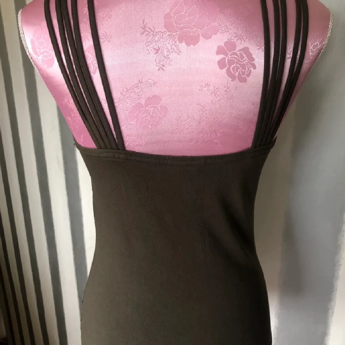 Brun linne med korsade axelband - 1