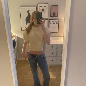 Beige/vit stickad croppad tröja - Såå fin stickad topp🤍🤍🤍🤍