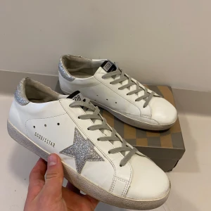 Vita golden goose Herr skor 44 - Vita golden goose skor med silver stjärna (Storlek 44) Nästan nyskick använda 4 gånger || Låda ingår // pris kan diskuteras || skriv vid minsta fråga eller fundering💯🤝 