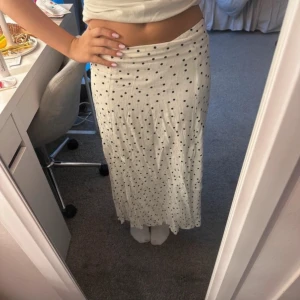 Prickig kjol - Prickig kjol som är använd fåtal gånger, med slits se bild 