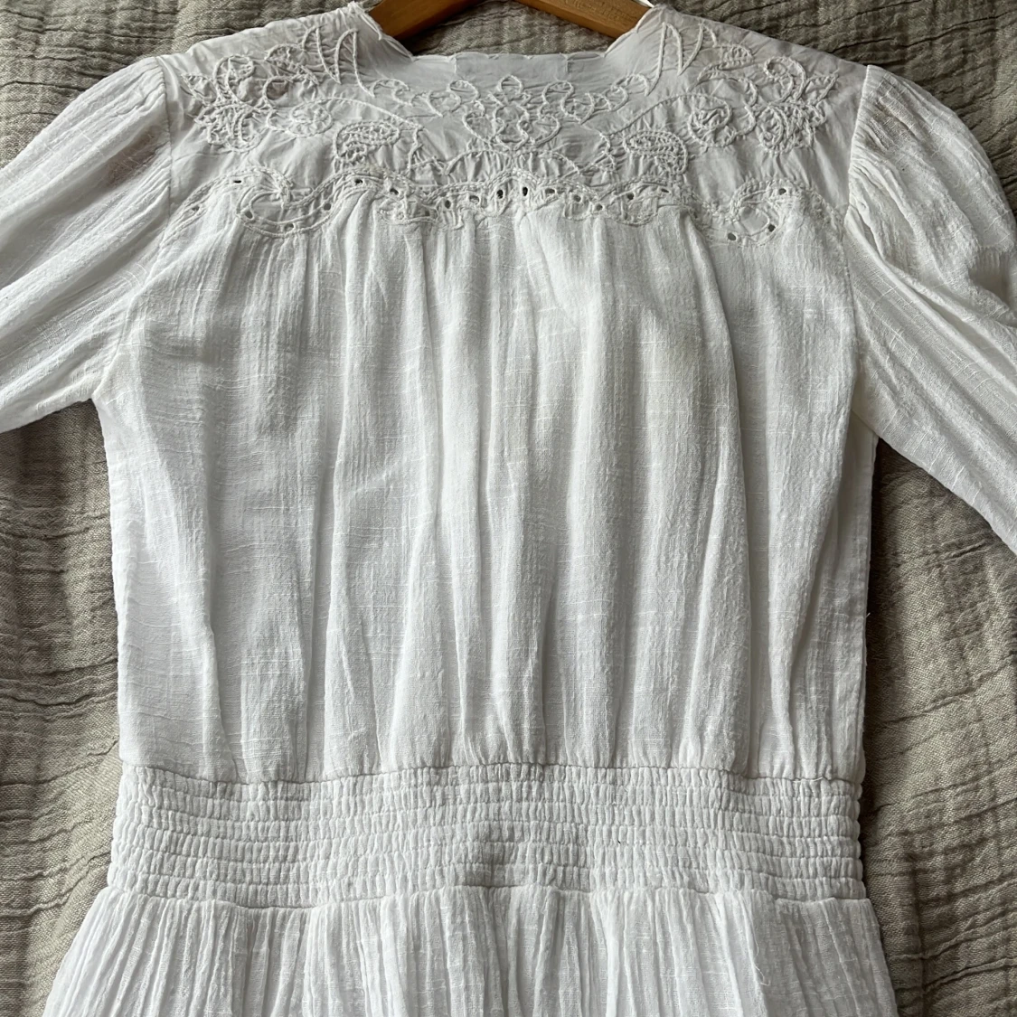 Vit klänning med spetsdetaljer - 1