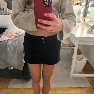 Svart jeanskjol - Snygg svart jeanskjol. Aldrig använd. Passar bra till olika toppar och kan enkelt stylas upp eller ner. Storlek XS