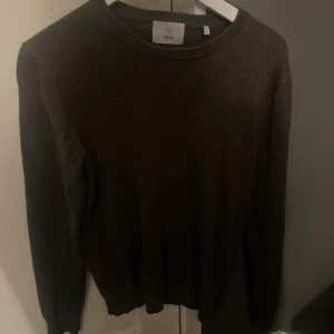 Brun tröja från Bläck - Säljer en stilren mörkbrun tröja från Bläck. Tröjan har långa ärmar och en rund halsringning med ribbade kanter. Perfekt för en avslappnad och snygg look.