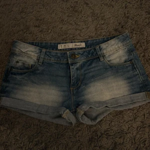Lågmidjade jeansshorts - Supersnygga lågmidjade shorts!Säljer då det är lite stora på mig.Storlek är M men känns som s!