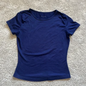 Mörkblå t-shirt  - Säljer en enkel och stilren mörkblå t-shirt från Shein. Den har en rund halsringning och korta ärmar, perfekt för en avslappnad look. Passar bra till jeans eller kjol💕