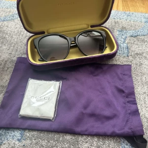 Svarta solglasögon från Gucci - Snygga svarta solglasögon från Gucci, Äkta Gucci med kvitto