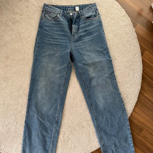 Blå loose straight jeans - Säljer ett par blå loose straight jeans i storlek 40 men sitter mer som 38 🪻 sköna slappa jeans som sitter superskönt 🥰