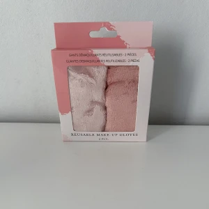 2 pcs Reusable Makeup Gloves 🩷🤍 - 2 pack helt nya rosa reusable makeup gloves. FÖRST TILL KVARN!🤍🩷(BUNDLERABATT VID KÖP AV FLER ARTIKLAR!)
