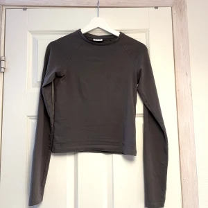 Grå långärmad tröja från Noisy May - Säljer en stilren grå långärmad tröja från Noisy May. Perfekt för en avslappnad look. Tröjan har en enkel design med rund hals och är tillverkad i ett mjukt material. Endast testad. 