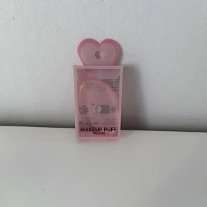 Rosa Silikon Smink Puff 🩷 - En helt ny rosa silikon smink puff. FÖRST TILL KVARN!🩷(BUNDLERABATT VID KÖP AV FLER ARTIKLAR!)