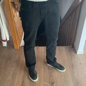 Svarta Levis 501 jeans - Säljer ett par klassiska svarta Levis 501 jeans. De har en rak passform och är knappt använda 