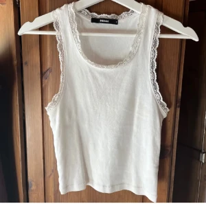 Vitt linne från Bik Bok - Gulligt linne från BikBok med spetsdetaljer 💐💐Lite croppad, bra skick. 