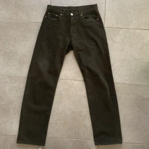 Levis 501 jeans mörk gröna W36 L34 - Jeans mörk gröna W36 L34. Jag är 173cm och jeansen är Lose fit och passa personer som är några cm länge än mig.