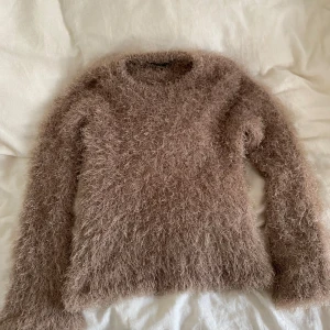 Brun fluffig tröja från B.Young - Syns inte så bra på bilden men den e lite cropped
