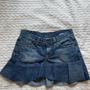 Jeanskjol från Peak - Snygg jeanskjol från Peak med volangdetalj 💕 Kjolen har en klassisk femficksdesign och en mörkblå tvätt. Super söt💕💕 Har sytt om ett par jeans till denna kjol själv 💖Kom gärna med bud och ställ alla frågor du har!! 💫💫