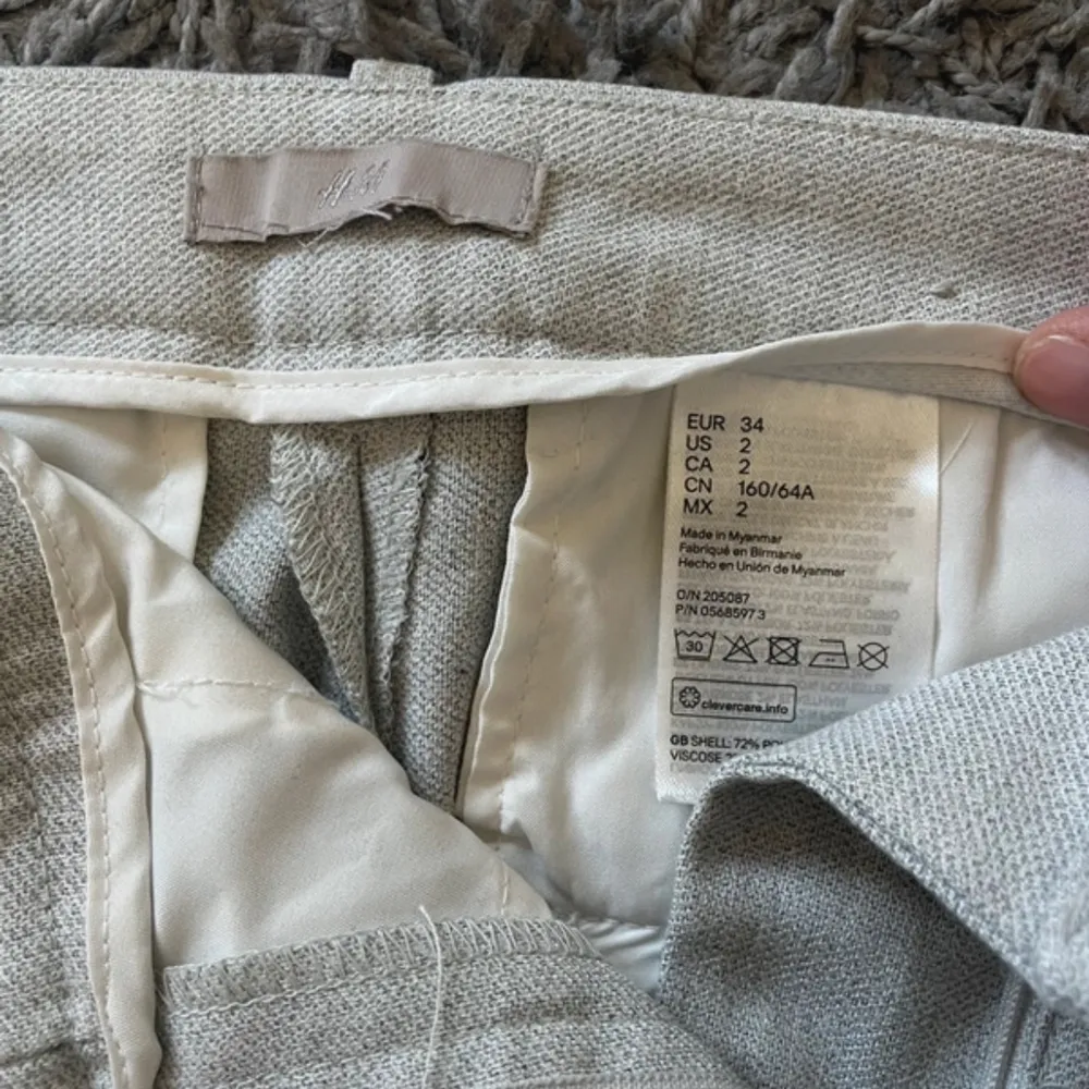 Snygga grå kostymbyxor med figursydd passform. Byxorna har diskreta fickor och en stilren design som passar perfekt för en chic look. Tillverkade i ett bekvämt material som ger en elegant känsla. Använda endast vid ett tillfälle! Som nya. Kolla min profil för mer jeans. . Farkut & Housut.