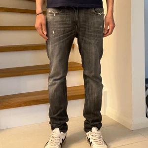 Diesel jeans - Sjukt snygga jeans med slitna detaljer från Diesel. Storlek W31 L30. Jeansen är i väldigt fint skick utan slitage (slitningarna är en del av designen) Nypris 2600kr, modellen heter sleenker 1979. Hör gärna av dig vid frågor eller funderingar!