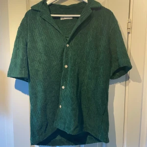 Grön kortärmad skjorta från Zara - Storlek L, mycket bra skick använd 1 gång. Pris kan diskuteras vid snabb affär