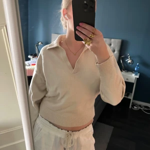 Zara tröja  - Beige tröja från Zara i strl M med urringning, bra skick men noppror kan förekomma🩷