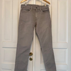 Levis jeans - Beiga Levis jeans i storlek 32,32. Inga tecken på slitage eller liknande. Färgen visas bäst i bild 3.