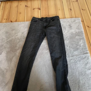 Svarta jeans från Polo Ralph Lauren - Snygga svarta jeans från Polo Ralph Lauren i storlek XL. De har en klassisk design med fem fickor och en knappgylf. Perfekta för en stilren look.