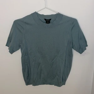 Ljus blå kortärmad tröja från Lindex - Säljer en stilren ljus blå kortärmad tröja från Lindex. Tröjan har en rund halsringning och är tillverkad i ett mjukt material som ger en skön passform.