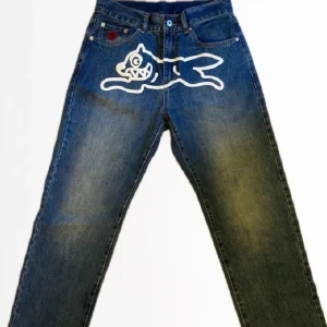 BBC Ice cream Jeans - BBC Running Dog Jeans med motiv framtill. Perfekt skick, som nya. Passar ungefär som W30/L32. 