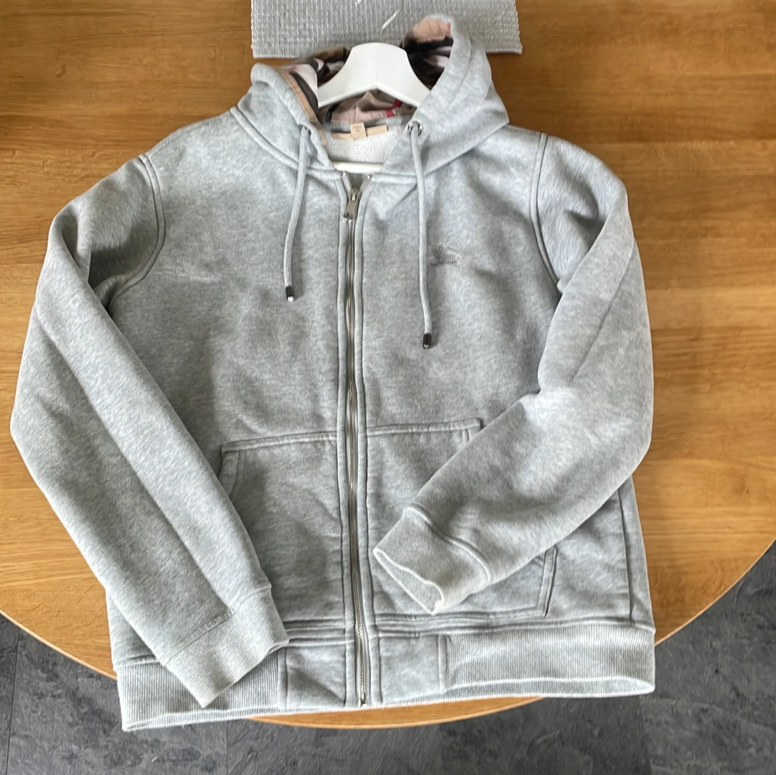 Grå hoodie från Burberry