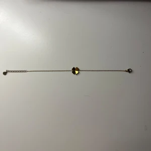 Guldarmband med fyrklöver - Edblad armband, med fyrklöver. Inga defekter.