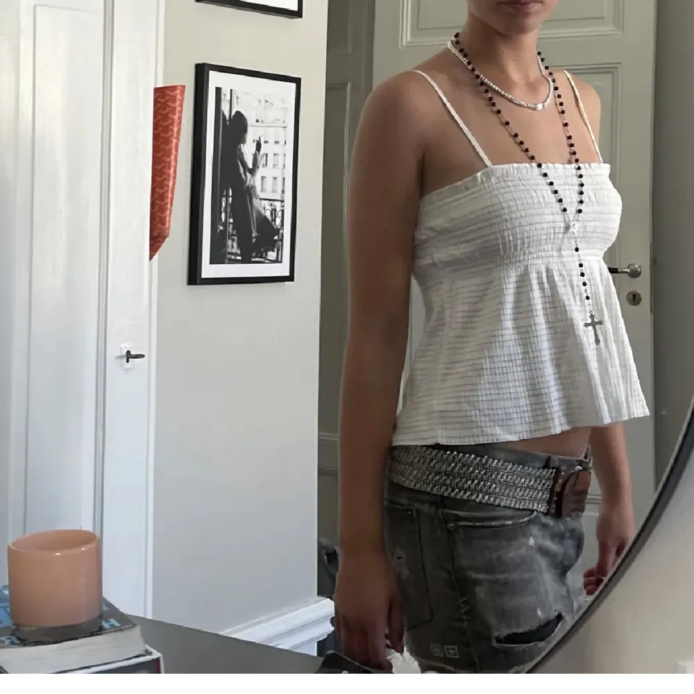 Säljer en söt vit ärmlös topp som inte längre kommer till användning💗Inga defekter mer än att banden är lite missfärgade (inget man tänker på). Perfekt nu till sommaren☀️🌼 Står att det är en S, men passar även M🙌🏼💗💗 ‼️Bilder från förra ägaren‼️. Yläosat.