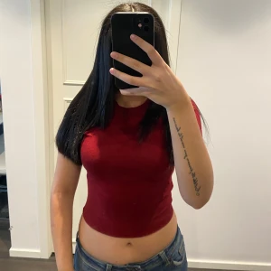 Röd croppad topp - Säljer en helt ny super snygg röd croppad topp med korta ärmar. Suveränt för en trendig look och den sitter perfekt!