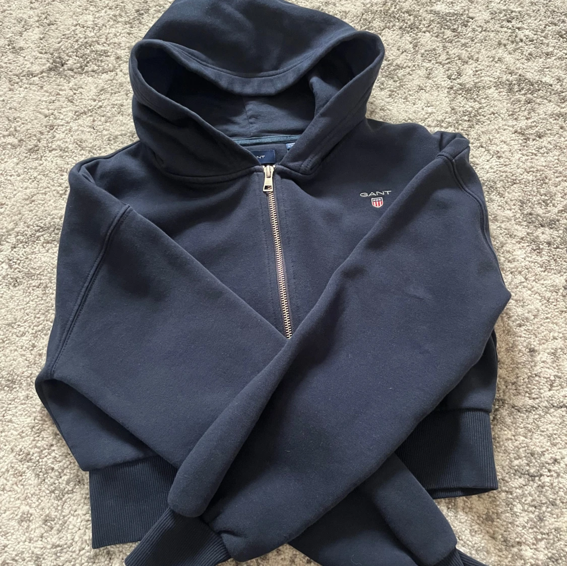 Mörkblå zip hoodie från GANT - 1