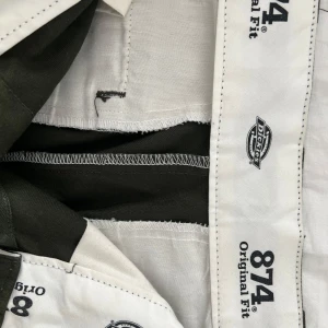 Gröna byxor från Dickies - Säljer ett par gröna Dickies 874 Original Fit byxor. Använda 1 gång men är för små. Storlek W30/L32