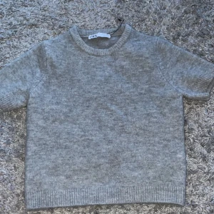 Trendig stickad t-shirt - Säljer denna jätte fina stickad t-shirt från Zara. Denna tröja är i fin skick💕