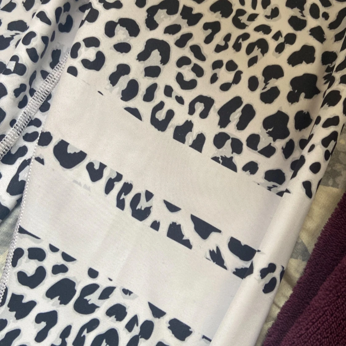 Leopardmönstrade leggings från Stronger - 1