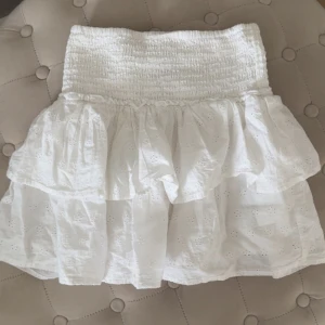 Vit minikjol med volanger  - Vit minikjol  från Strandivarius i storlek xs💕 köptes förra sommaren men är helt oanvänd (prislapp saknas) 