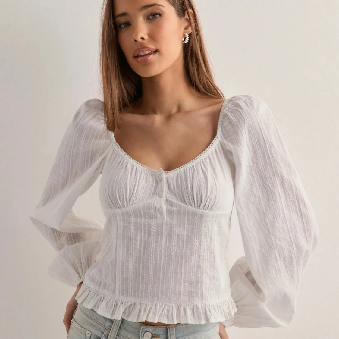 Vit blus med volangdetaljer