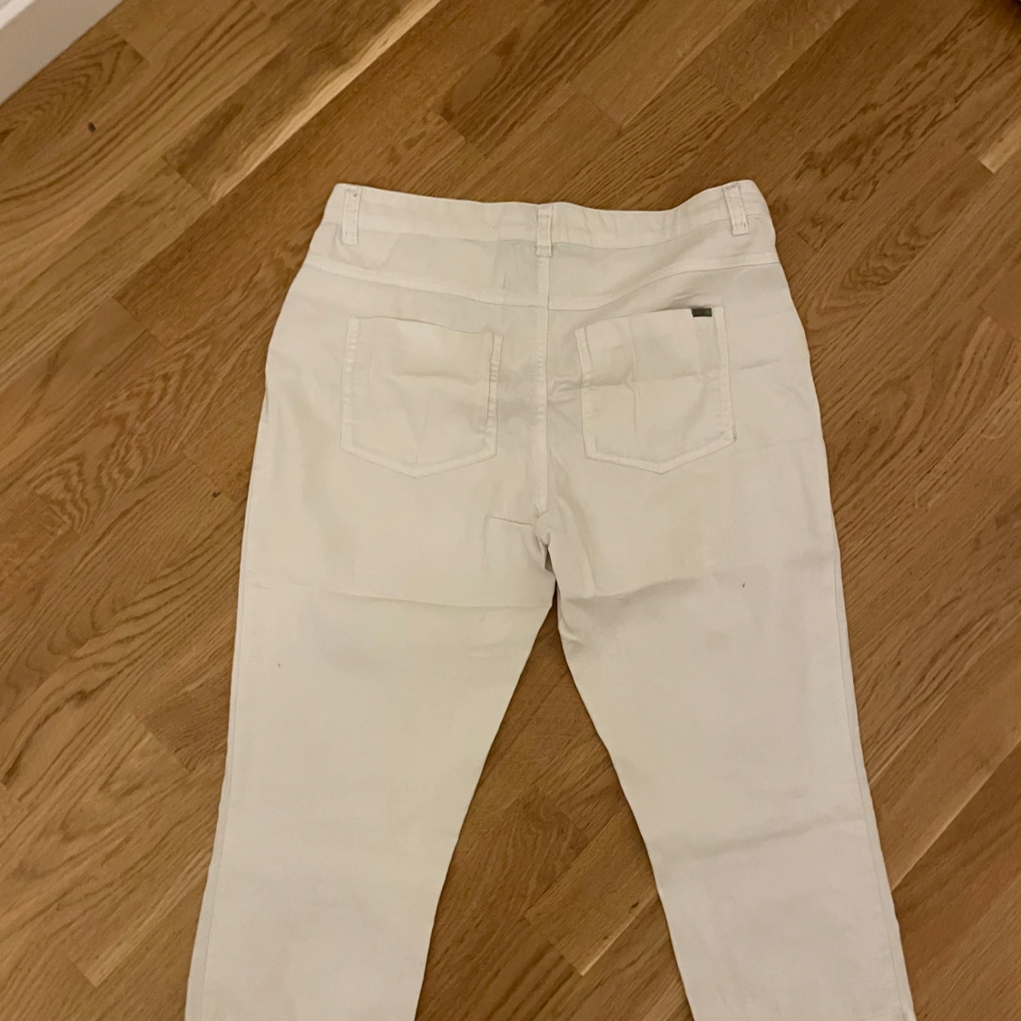 Vita byxor med dragkedjor från Only - 1