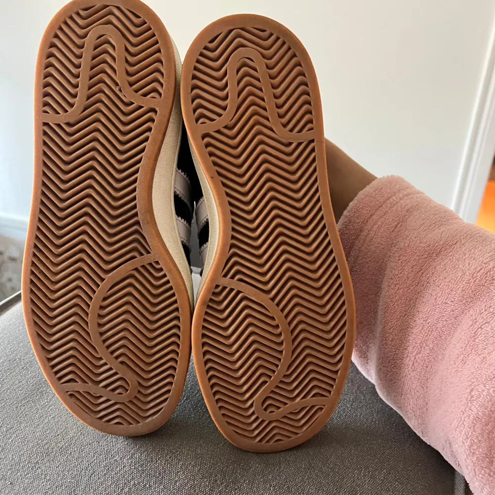 Svarta adidas campus 00s i storlek 38 1/3. Fint skick, tecken på användning förekommer. Original box medföljer ej. Kengät.