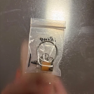 Nyckelring med tändare - Praktisk nyckelring med inbyggd tändare i metall. Perfekt för att alltid ha en tändare till hands. Kompakt och stilren design.