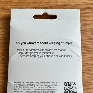 Skärmskydd från Holdit iPhone 14 plus/13Pro Max - Säljer ett skärmskydd i glas från Holdit, designat för iPhone 14 Plus och 13 Pro Max. Det är supertunt och ger maximalt skydd mot repor och stötar. Perfekt för dig som vill hålla det enkelt och stilrent. Designat i Sverige för att ge din telefon ett elegant utseende.