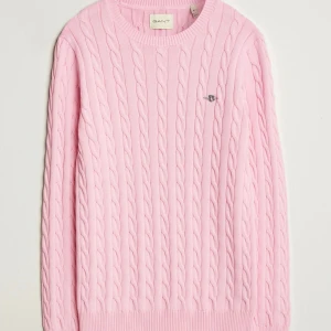 Rosa kabelstickad tröja från GANT - Säljer denna söta rosa kabelstickade tröjan från GANT. Endast använd fåtal gånger💕storlek xs, men stretchig så passar även s. Perfekt för en stilren och mysig look.