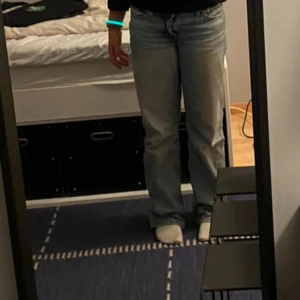 Blå jeans från Weekday - Säljer dessa jättesnygga jeans från weekday eftersom att de är för små. De är lågmidjade och har en baggy/rak passform. Köpare står för frakt