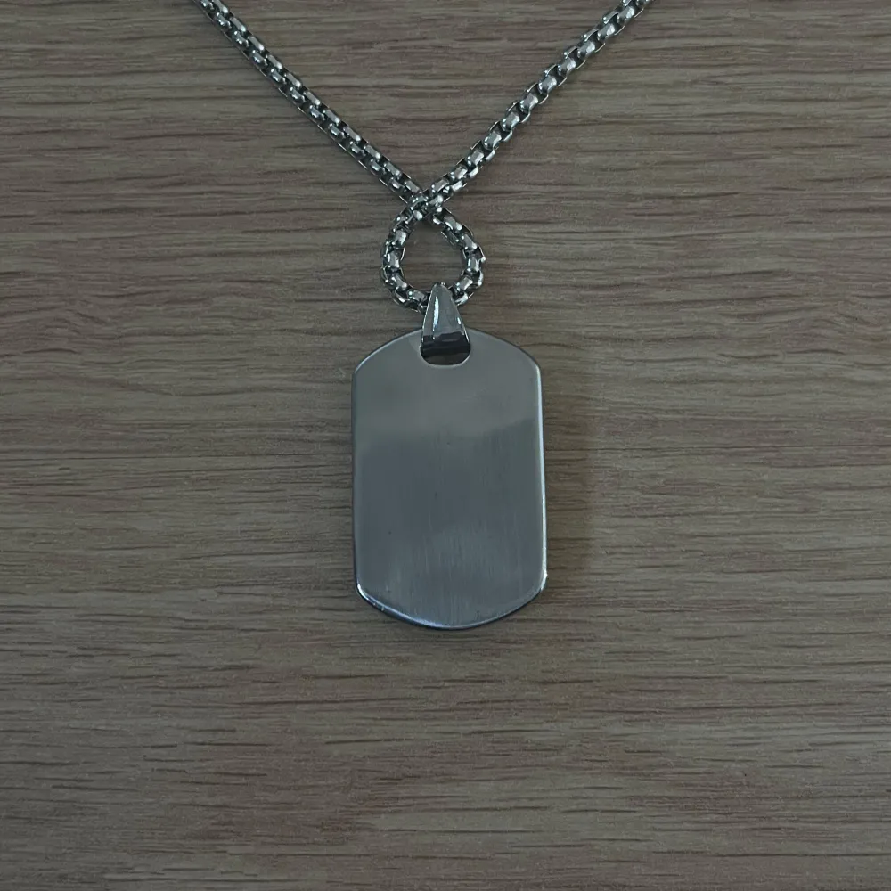 Säljer ett oanvänt silverfärgat Chrome Heart halsband. Riktigt bra kvalle och väger riktigt mycket! Pris går absolut att diskutera vid snabb affär såklart🙂↕️. Asusteet.