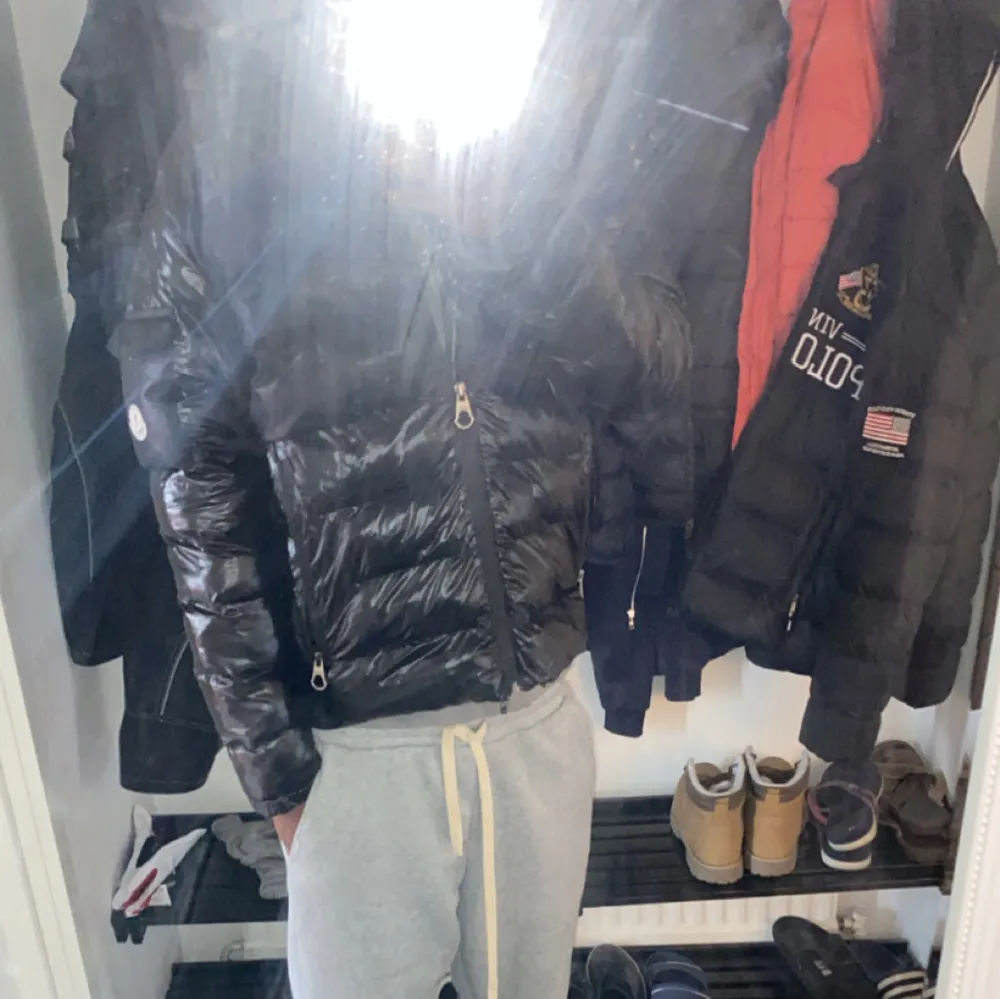 Säljer denna feta och fräscha Moncler Jackan. Jackan är i nyskick och har inga defekter alls. Passar till inprincipt allting och är bekväm. Vid frågor eller fler bilder skicka över ett PM. Pris kan dras ned vid snbb affär och är öppen för byten. Välkommen!. Takit.