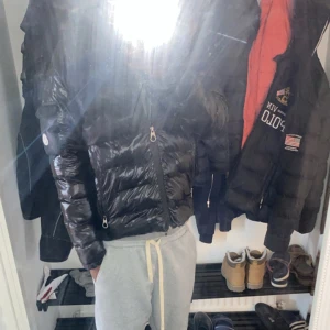 Moncler Jacka - Säljer denna feta och fräscha Moncler Jackan. Jackan är i nyskick och har inga defekter alls. Passar till inprincipt allting och är bekväm. Vid frågor eller fler bilder skicka över ett PM. Pris kan dras ned vid snbb affär och är öppen för byten. Välkommen!
