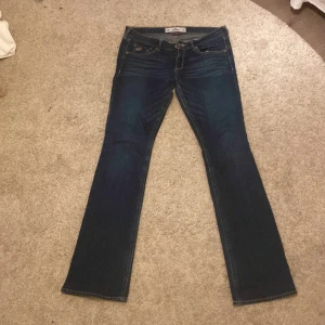 Holister Jeans - Säljer dessa bootcut jeans ifrån holister, de är knappt använd och utan skador. Skulle säga att de är väldigt Low waist.❤️‍🔥